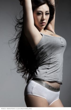 黑帮大佬和我的365日第一部_十万网红美女美酱